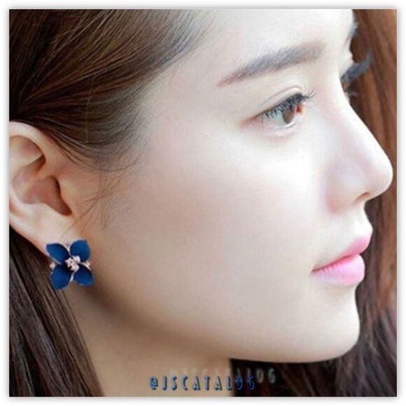 Matte Black on Gold Flower Earrings - Picture 2 of 2